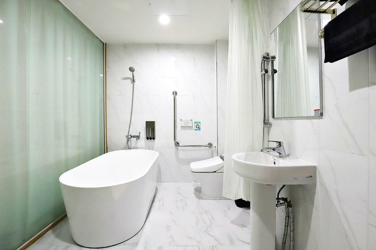 Biennale Hotel Кванджу Экстерьер фото